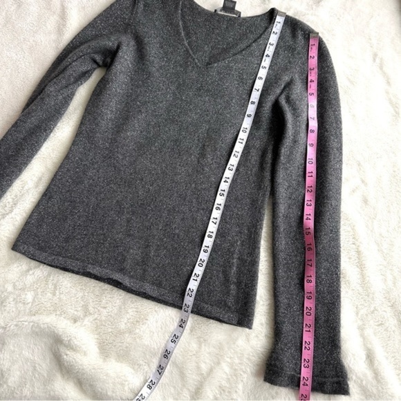 💥SALE💥 Ann Taylor Cashmere Sweater Sparkle Metallic Knit Gray V-neck XS - Picture 8 of 10